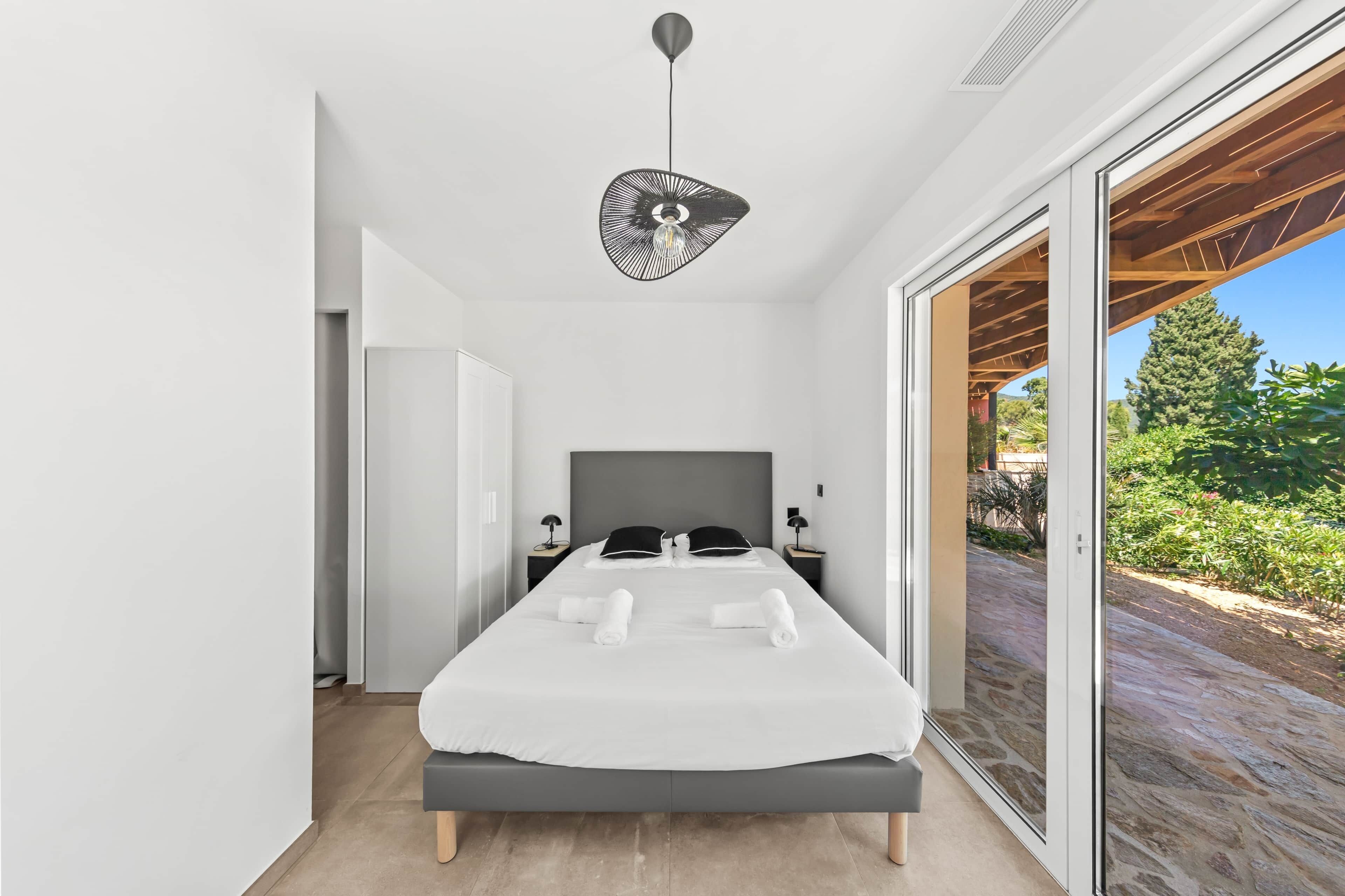 6 bedrooms, iron/ironing board, WiFi (free), bed sheets