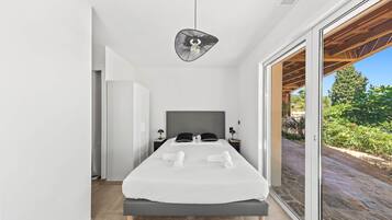 6 bedrooms, iron/ironing board, WiFi (free), bed sheets