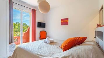 6 bedrooms, iron/ironing board, free WiFi, bed sheets