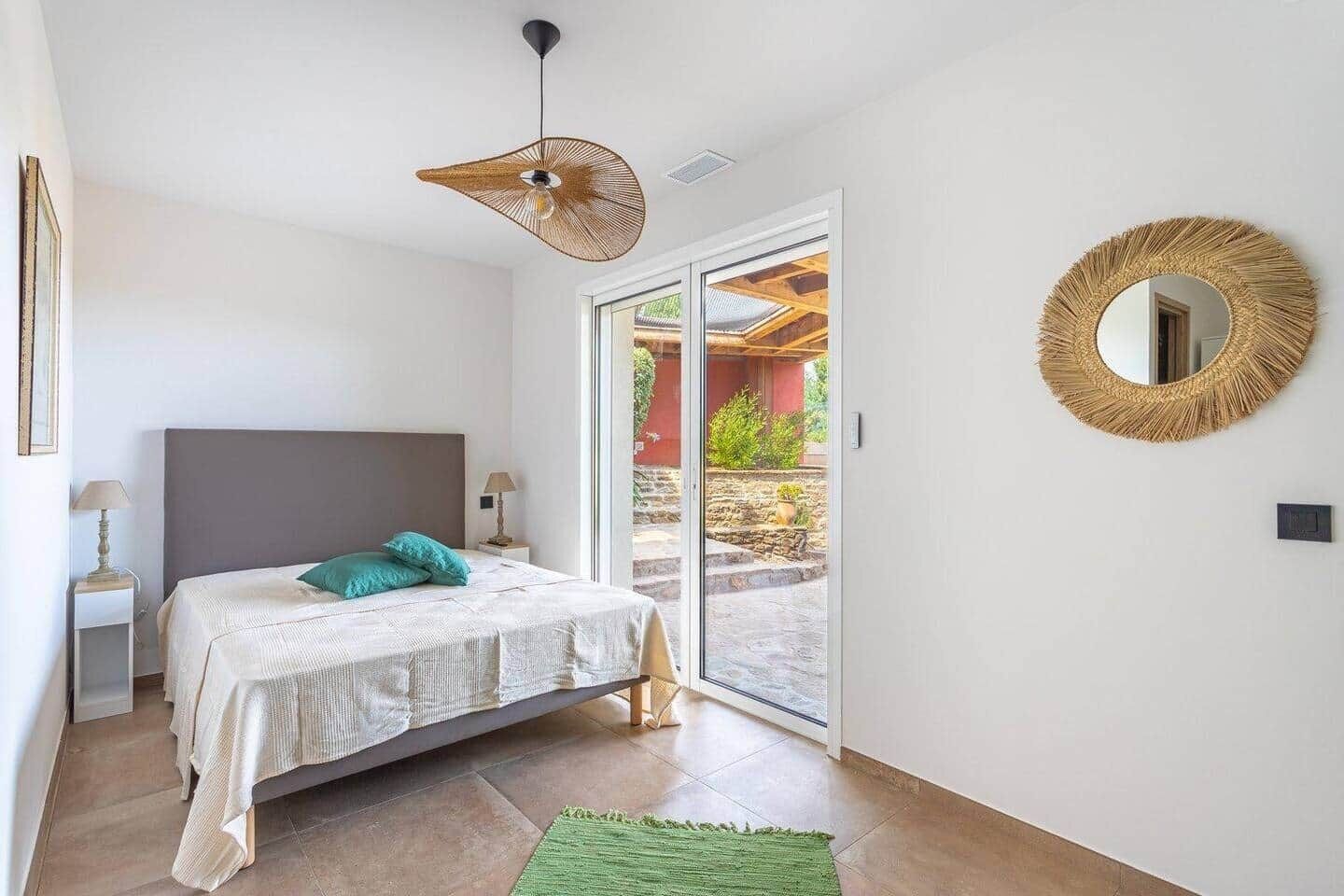 6 bedrooms, iron/ironing board, WiFi, bed sheets