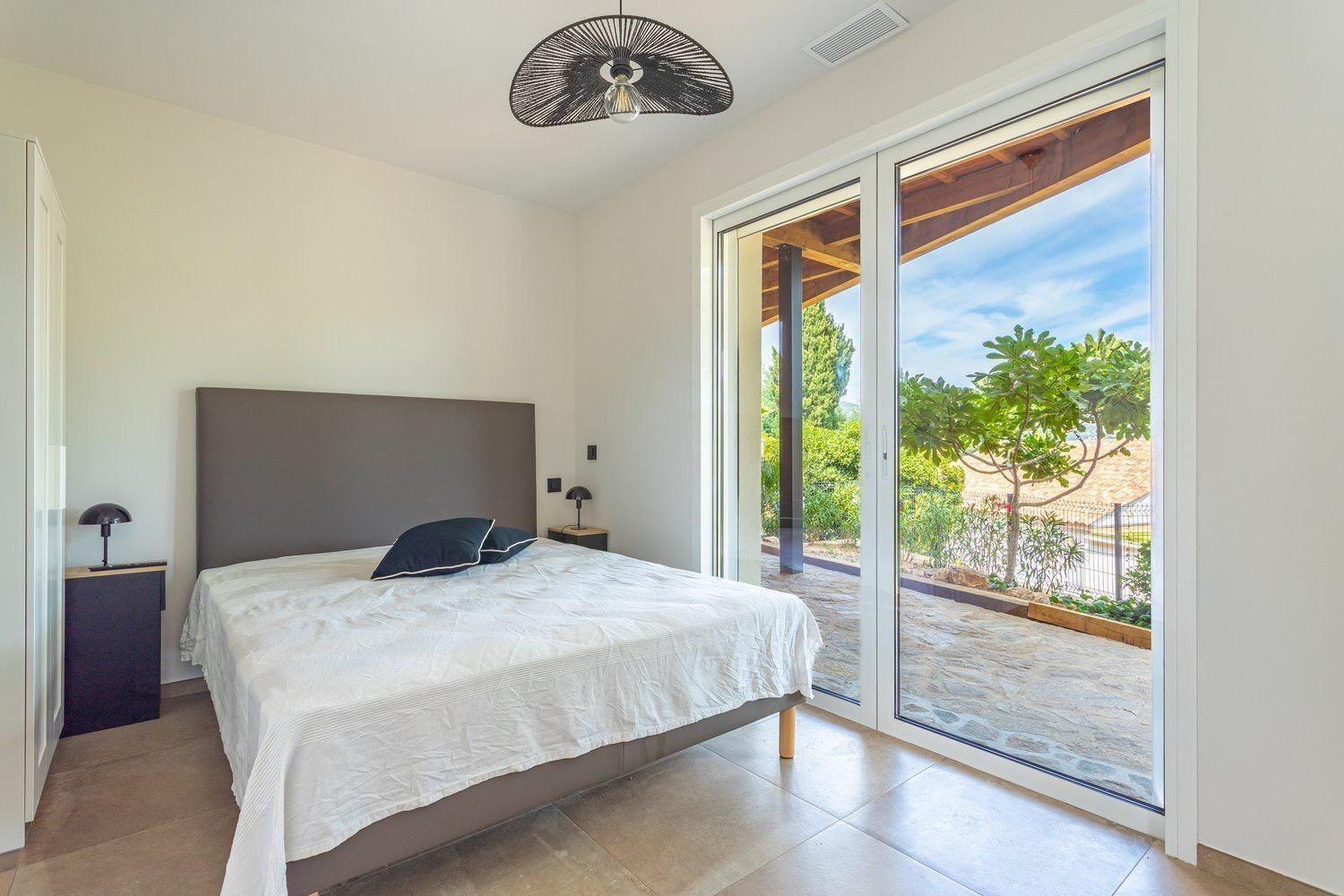 6 bedrooms, iron/ironing board, internet, bed sheets