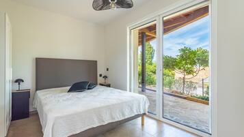 6 bedrooms, iron/ironing board, internet, bed sheets