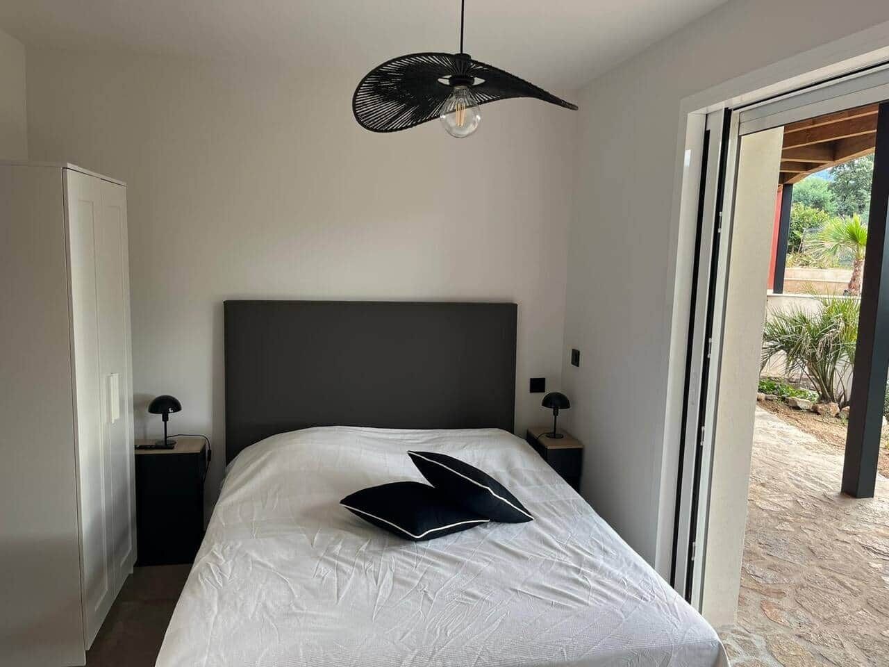 6 slaapkamers, een strijkplank/strijkijzer, wifi, beddengoed