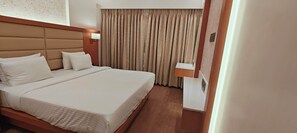 Escritorio y espacio para trabajar con laptop 