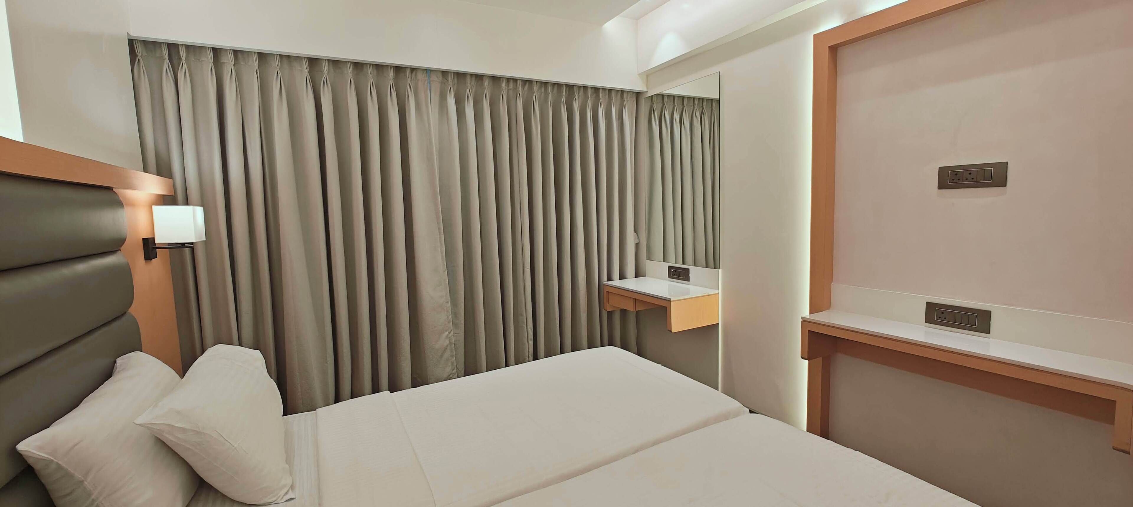 Habitación doble de lujo de uso individual | Escritorio y espacio para trabajar con laptop 