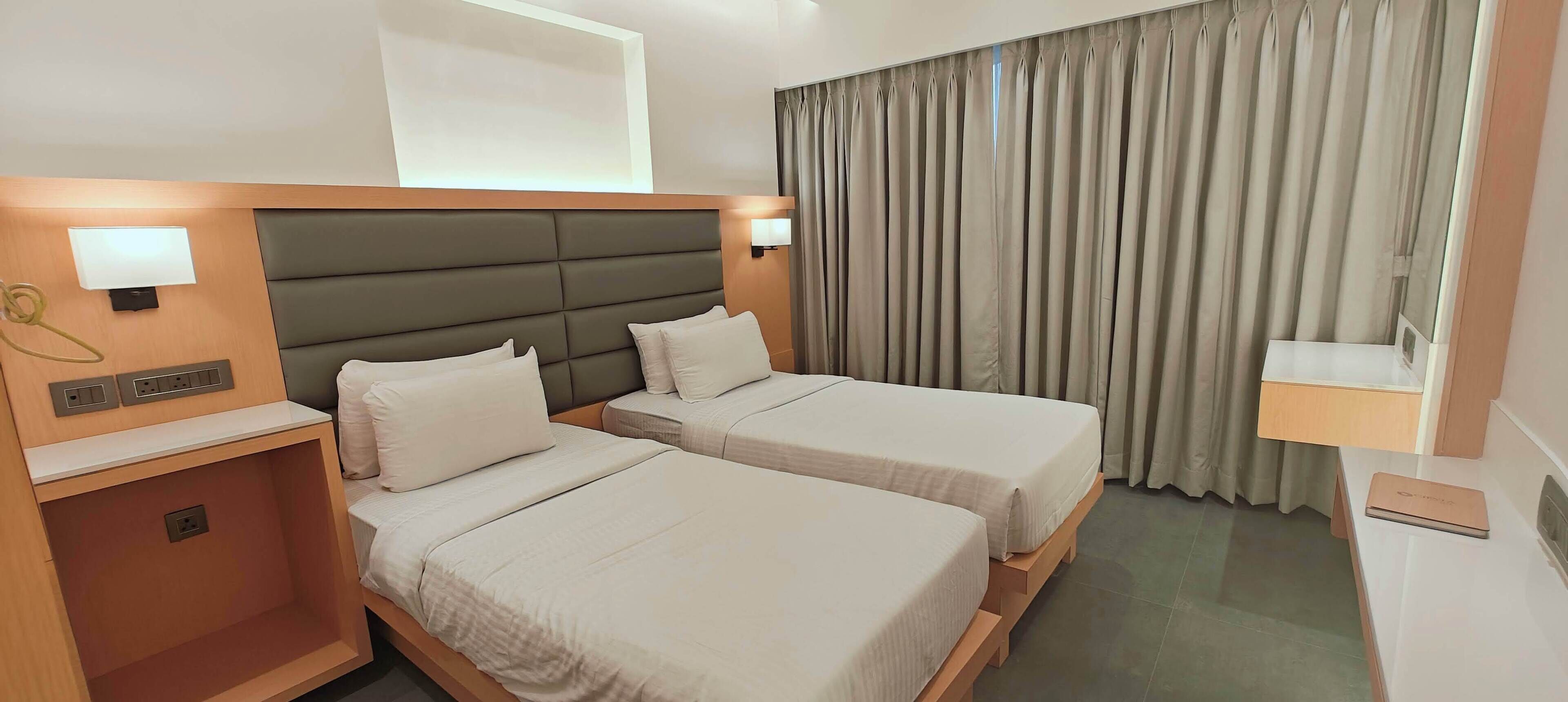 Suite exclusiva, vista a la montaña | Escritorio y espacio para trabajar con laptop 