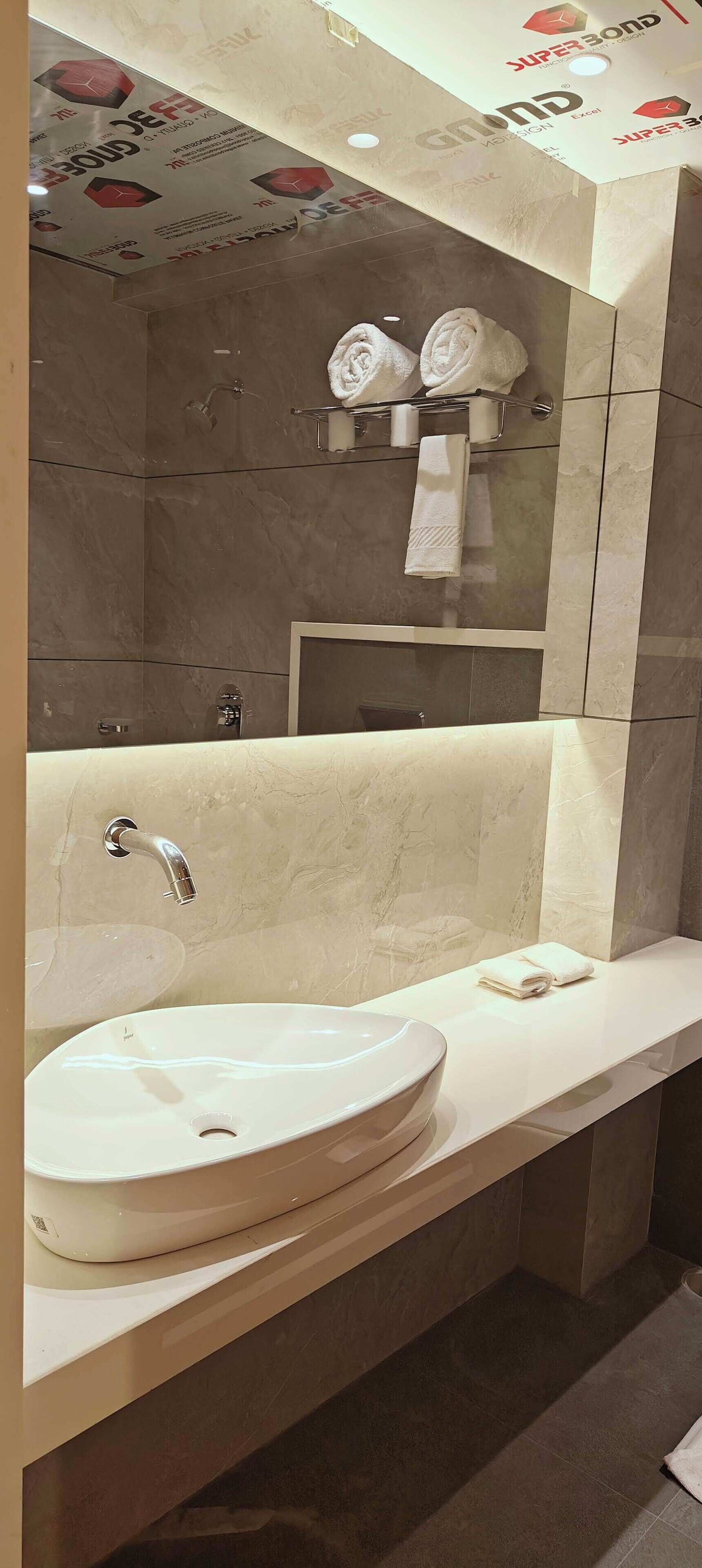 Habitación doble Deluxe | Baño | Toallas, shampoo, papel de baño 