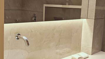 Deluxe Double Room | Bathroom