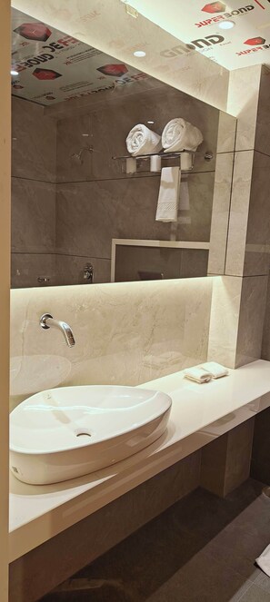 Deluxe-Doppelzimmer | Badezimmer | Handtücher, Shampoo, Toilettenpapier