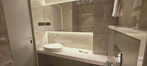 Toallas, shampoo, papel de baño 