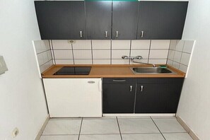 Kühlschrank, Herdplatte, Esstisch