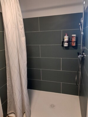 Douche, sèche-cheveux, serviettes fournies