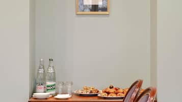 Een eettafel met borden eten, twee waterflessen en zout- en peperstel.