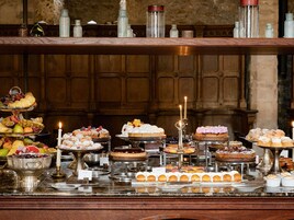 Um buffet com diversos doces e frutas.