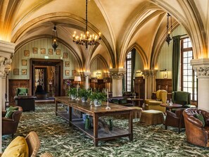 A grand hall with high vaulted ceilings, a central wooden table, and seating arrangements. - Abbaye Des Vaux De Cernay (Cernay-la-Ville)