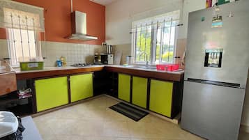 Een koelkast, een microgolfoven, een kookplaat