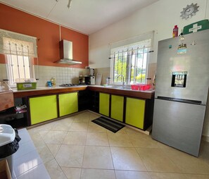 Een koelkast, een magnetron, een kookplaat