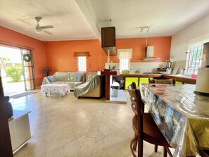 Een smart-tv, een muziekbibliotheek en een stereo