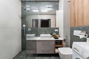 Suihku, hiustenkuivaaja, pyyhkeet