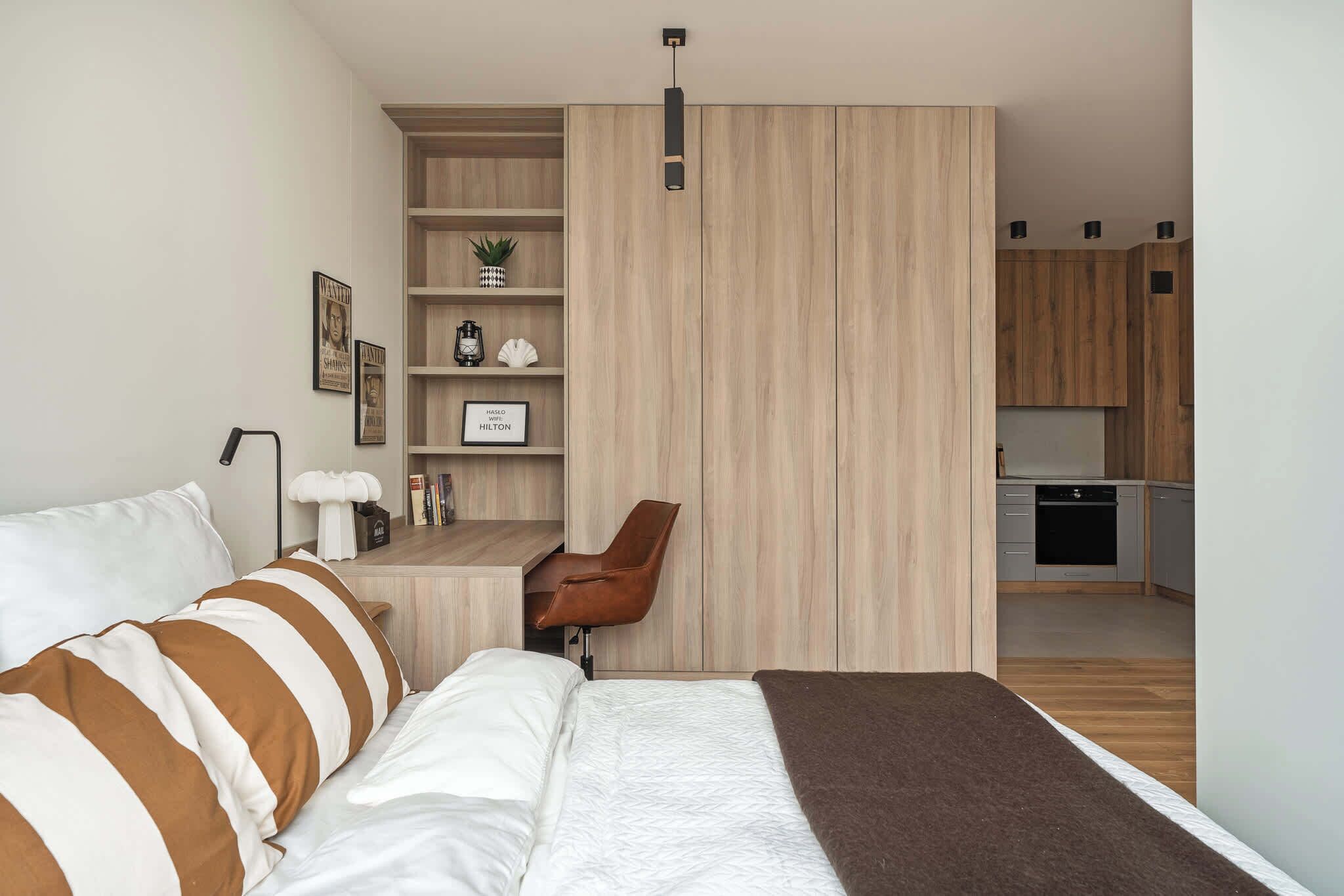 Een bureau, een strijkplank/strijkijzer, wifi, beddengoed