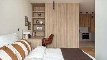 Een bureau, een strijkplank/strijkijzer, wifi, beddengoed