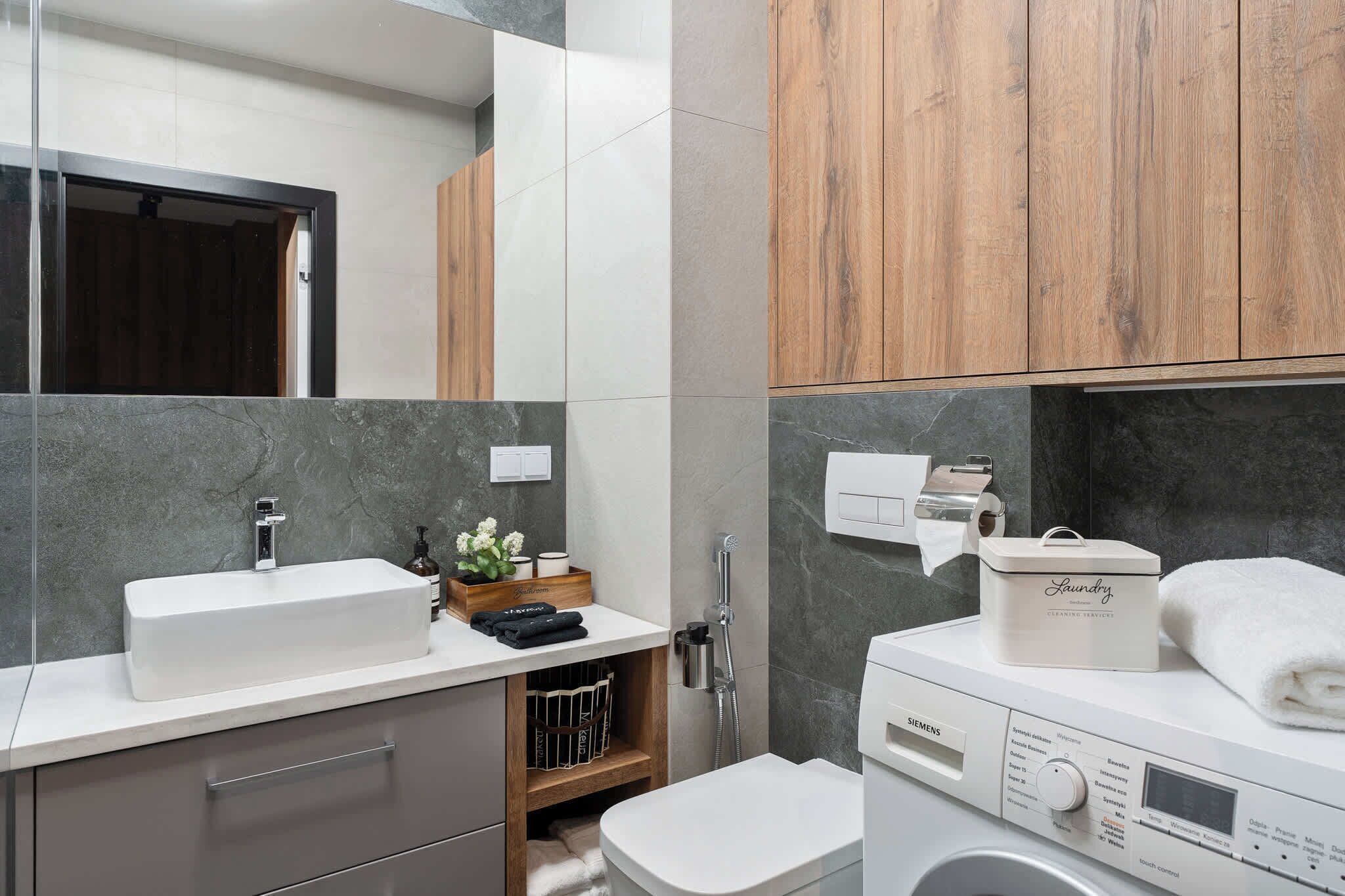 Een douche, een haardroger, handdoeken, shampoo