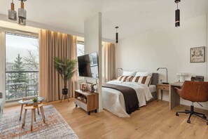 Desk, iron/ironing board, WiFi, bed sheets