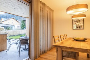 Deluxe-Apartment, Bergblick | Speisen