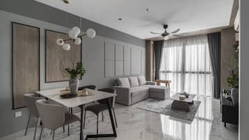 Deluxe Apartment, City View | Living area