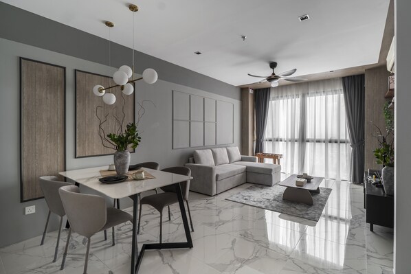 Deluxe Apartment, City View | Living area