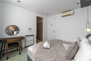 豪華公寓, 城市景 | 房內夾萬、書桌、手提電腦工作空間、遮光窗簾/窗簾