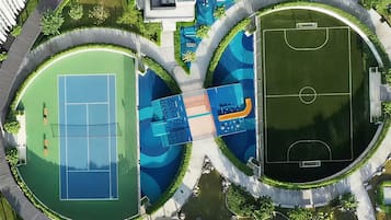 Utendørsbasseng, bassengtelt (inkludert) og solsenger