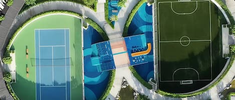 Kolam renang terbuka, kabana percuma, kerusi lepak pantai