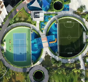 Outdoor pool, free pool cabanas, pool loungers