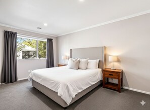 2 bedrooms, iron/ironing board, WiFi, bed sheets - Private Ground Floor Two-Bedroom Suite (Wellington)
