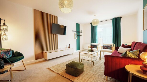 Un salon moderne avec un téléviseur, un canapé et une table basse.