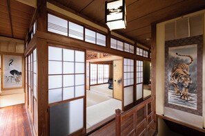 Interior - 130 square meter private house with the sparkling sea in front of you / Port town near the market / Nostalgic trip full of emotion / Max. 12 people / Pets OK / 10 minutes from the station / Famous for Hinase Oysters (Bizen-shi)