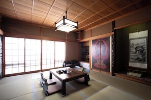 Dining - 130 square meter private house with the sparkling sea in front of you / Port town near the market / Nostalgic trip full of emotion / Max. 12 people / Pets OK / 10 minutes from the station / Famous for Hinase Oysters (Bizen-shi)