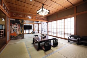 Dining - 130 square meter private house with the sparkling sea in front of you / Port town near the market / Nostalgic trip full of emotion / Max. 12 people / Pets OK / 10 minutes from the station / Famous for Hinase Oysters (Bizen-shi)