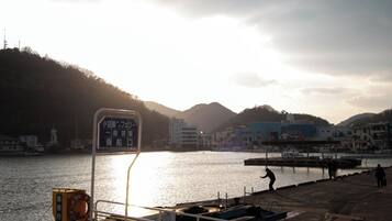 Un puerto con un muelle, un cartel y edificios al fondo.