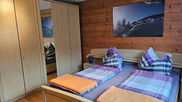 Tabla de planchar con plancha, wifi, ropa de cama