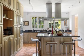 Fridge, microwave, oven, dishwasher - Les Berguières – Private estate & pool (Tourrettes-sur-Loup)