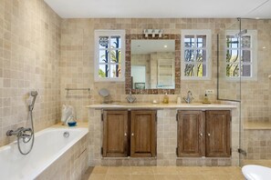 Shower, hair dryer, towels - Les Berguières – Private estate & pool (Tourrettes-sur-Loup)