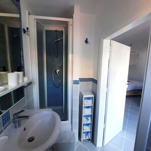 Secadora de cabello, toallas, jabón, papel de baño 