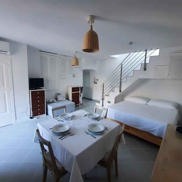 Iron/ironing board, bed sheets