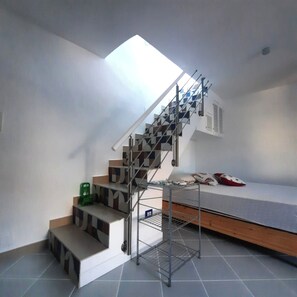 Tabla de planchar con plancha y ropa de cama