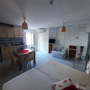 Iron/ironing board, bed sheets