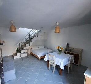 Tabla de planchar con plancha y ropa de cama 