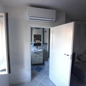 Secador de pelo, toallas, jabón y papel higiénico