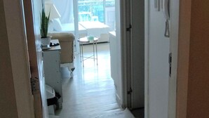 Moderni sisustus, jossa eteinen johtaa ruokailutilaan ja makuuhuoneeseen.